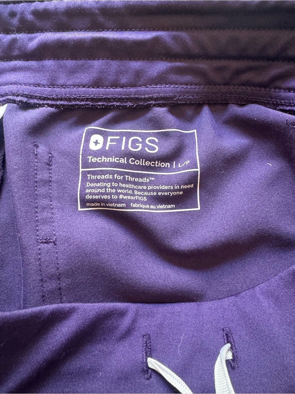 FIGS women’s single pocket top and Zamora petite inseam joggers. - Picture 3 of 3